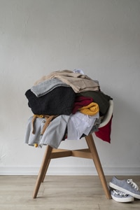 folding clothes in the table: laundry tips