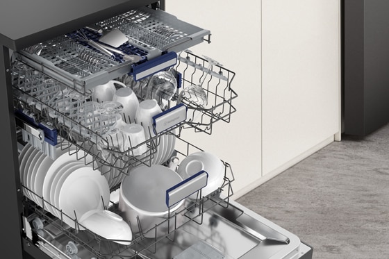 Energy-efficient dishwasher with neatly stacked plates